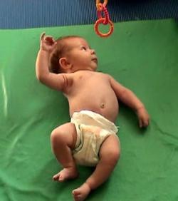 infant-5weeks-look-reach.jpg